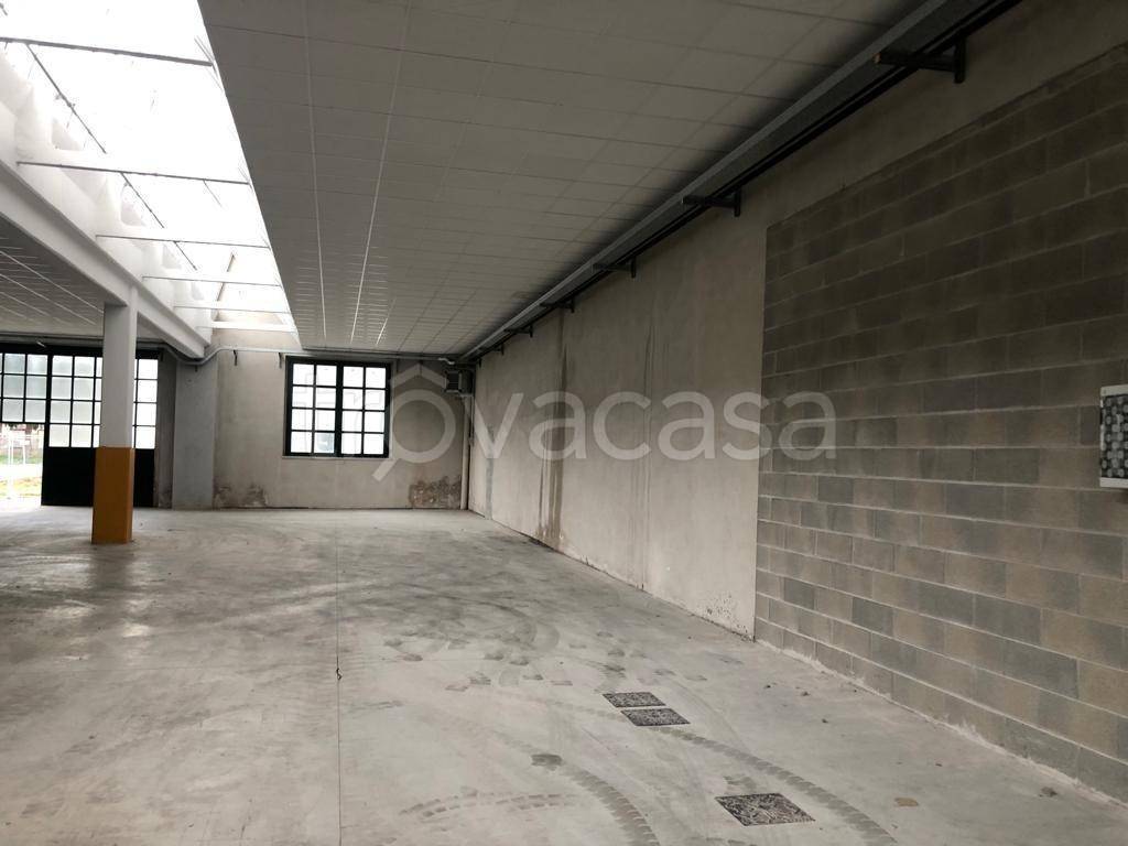 locale commerciale in affitto ad Olgiate Olona