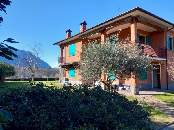 casa indipendente in affitto a Porto Valtravaglia in zona Muceno