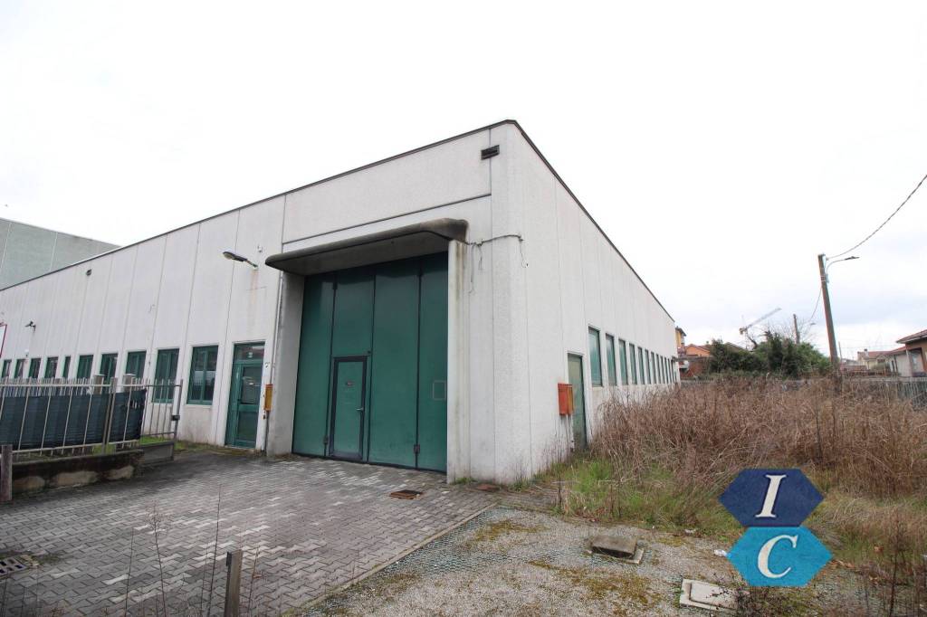 locale commerciale in affitto a Samarate