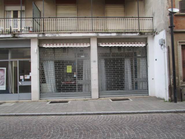 negozio in affitto a Samarate in zona San Macario