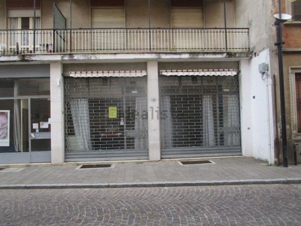 negozio in affitto a Samarate in zona San Macario