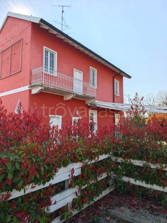 negozio in affitto a Samarate in zona Verghera