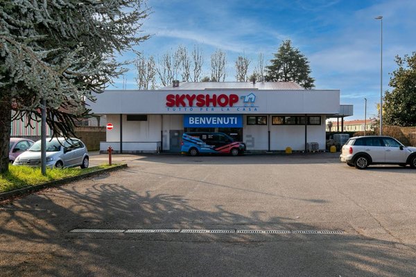 locale commerciale in affitto a Saronno