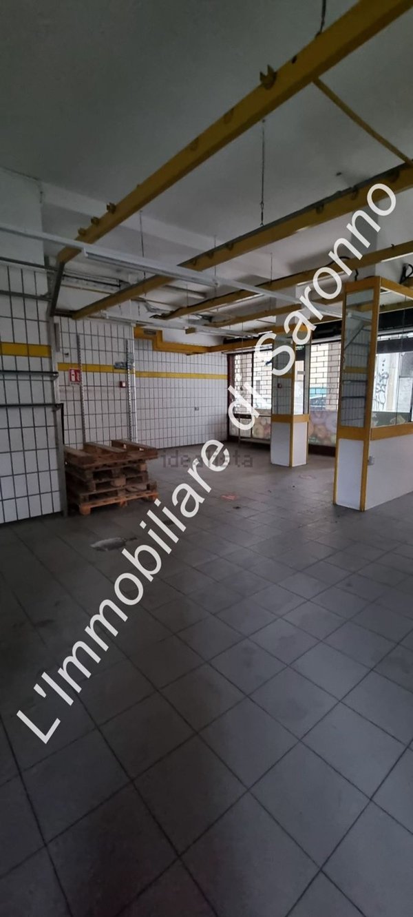 locale commerciale in affitto a Saronno