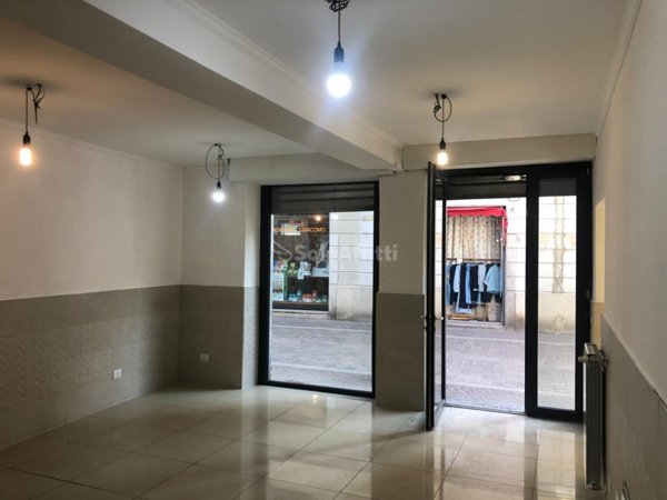locale commerciale in affitto a Saronno