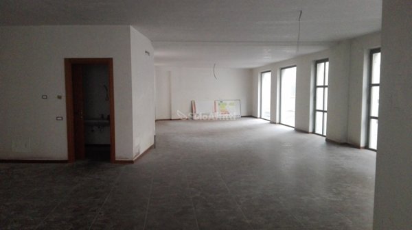 locale commerciale in affitto a Saronno