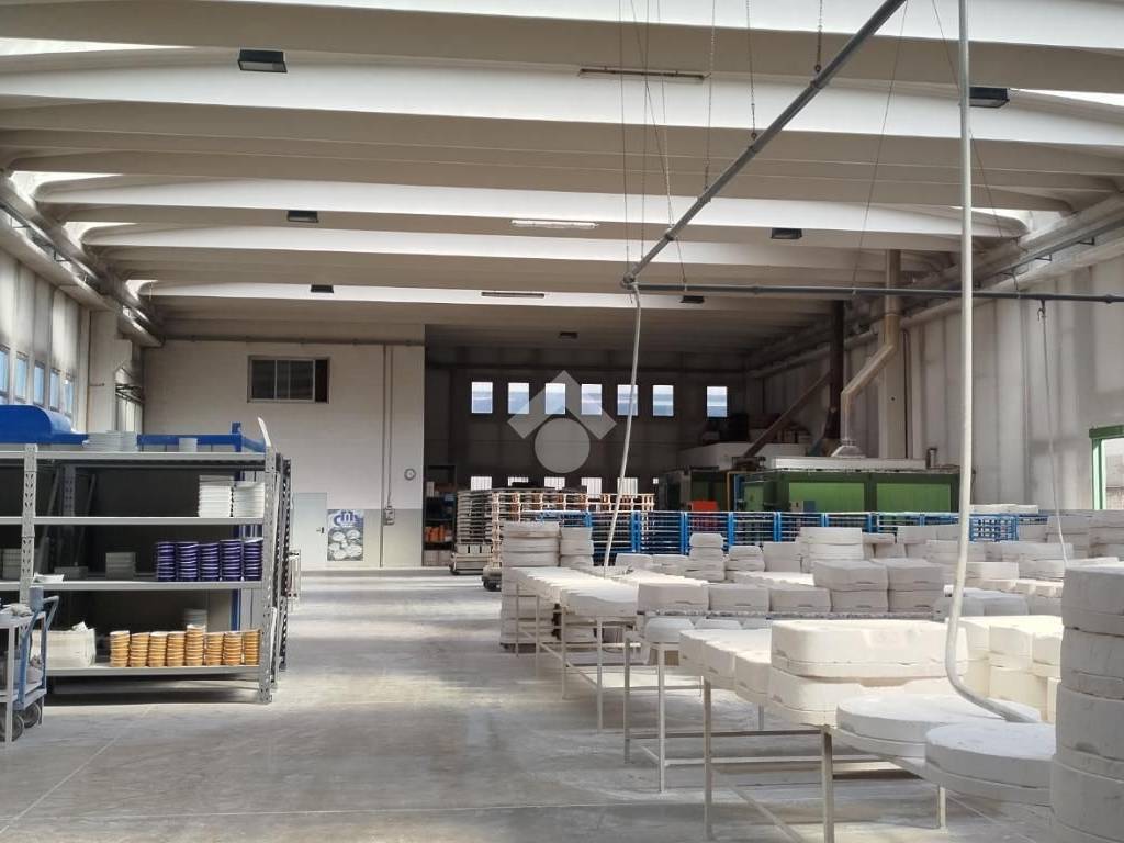 locale commerciale in affitto a Saronno