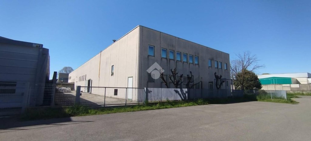 locale commerciale in affitto a Saronno