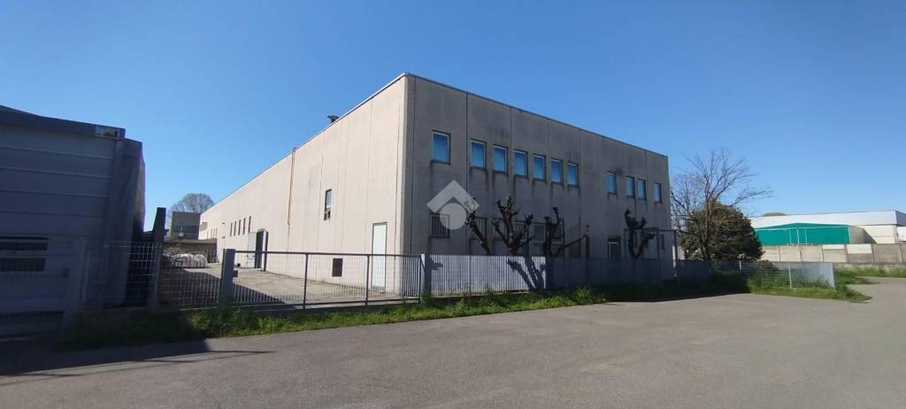 locale commerciale in affitto a Saronno