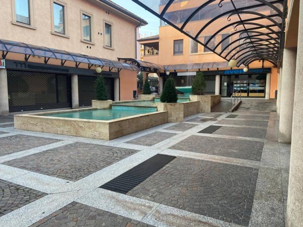 locale commerciale in affitto a Saronno