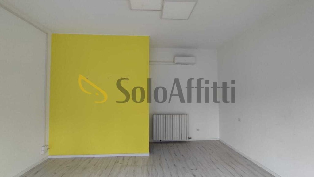 negozio in affitto a Saronno in zona Campo dei Fiori