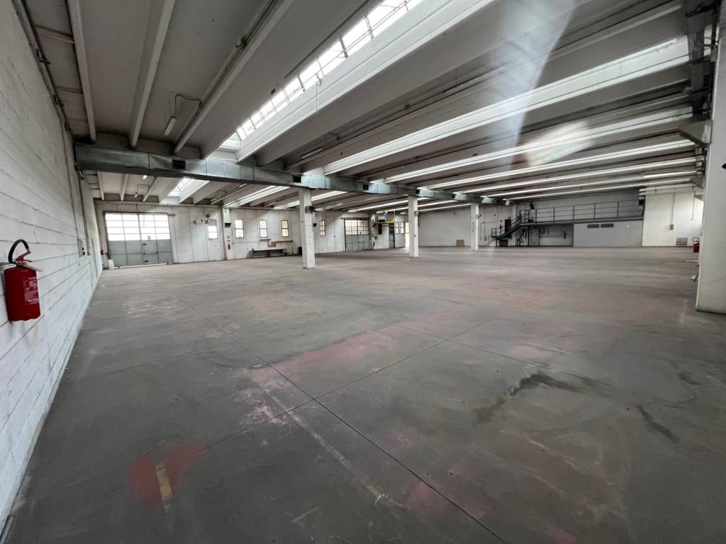 locale commerciale in affitto a Saronno