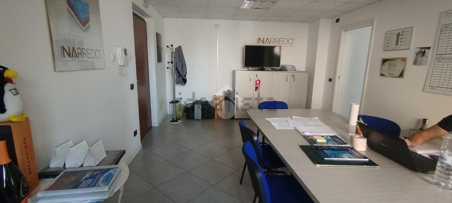 ufficio in affitto a Saronno in zona Fusetti