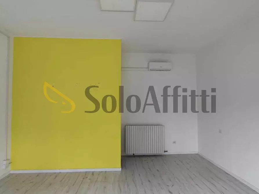 negozio in affitto a Saronno in zona Campo dei Fiori