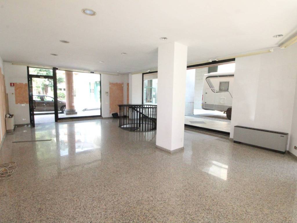 negozio in affitto a Saronno