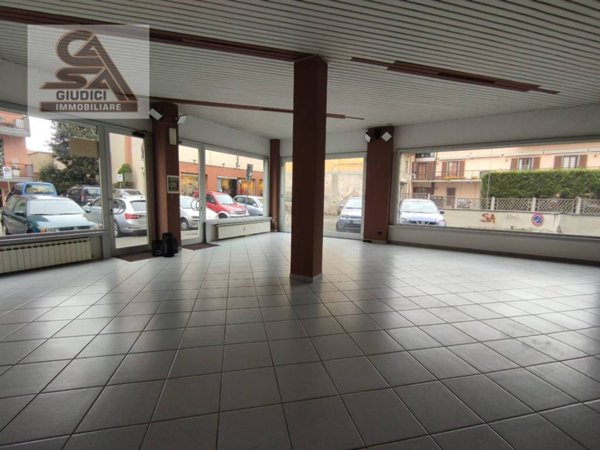 negozio in affitto a Saronno