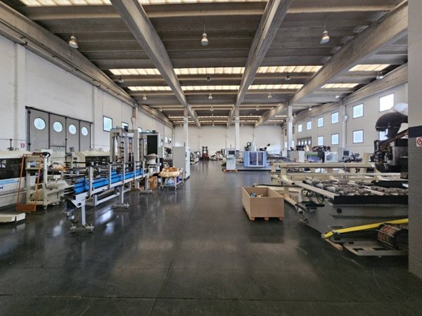 locale commerciale in affitto a Sesto Calende