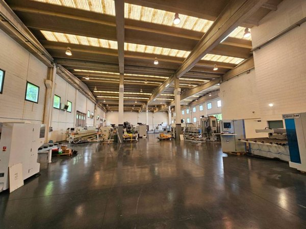 locale commerciale in affitto a Sesto Calende
