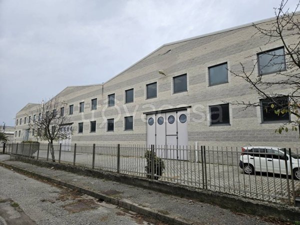 capannone in affitto a Sesto Calende