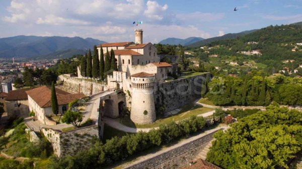negozio in affitto a Sesto Calende in zona Sant'Anna