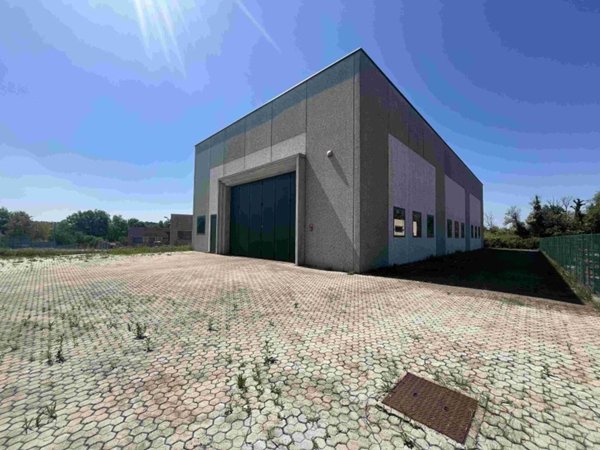 locale commerciale in affitto a Sesto Calende