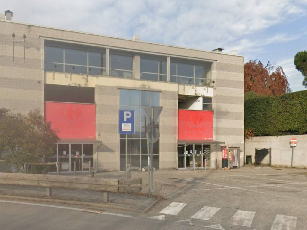 negozio in affitto a Sesto Calende