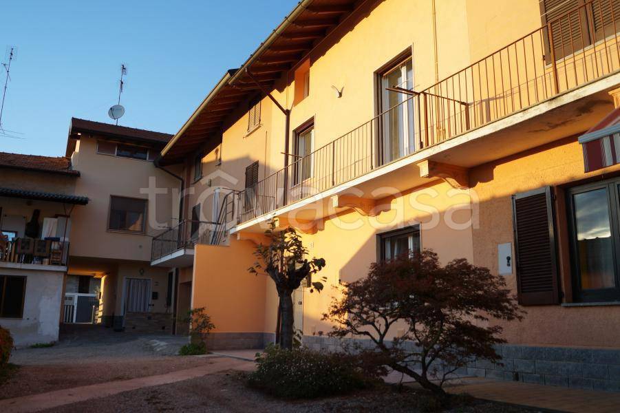 appartamento in affitto a Sesto Calende in zona Lisanza