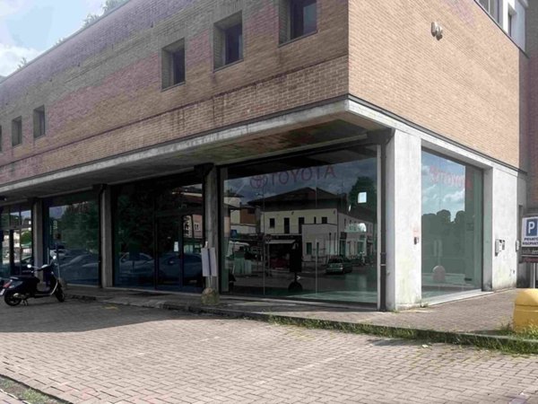 negozio in affitto a Sesto Calende