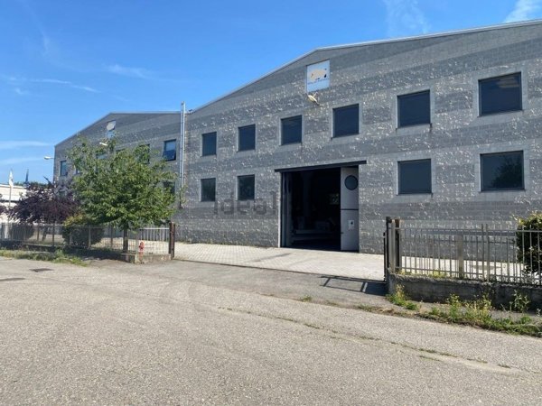 capannone in affitto a Sesto Calende