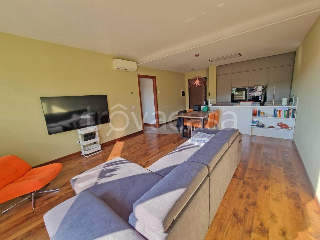 appartamento in affitto a Sesto Calende in zona Lisanza