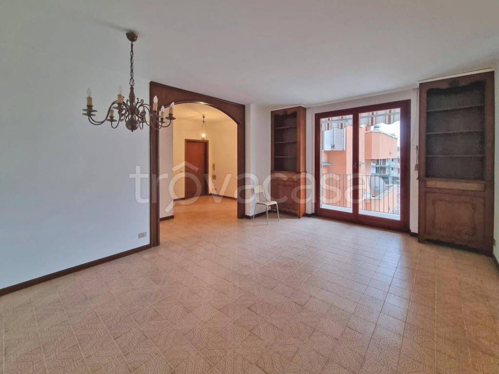 appartamento in affitto a Sesto Calende