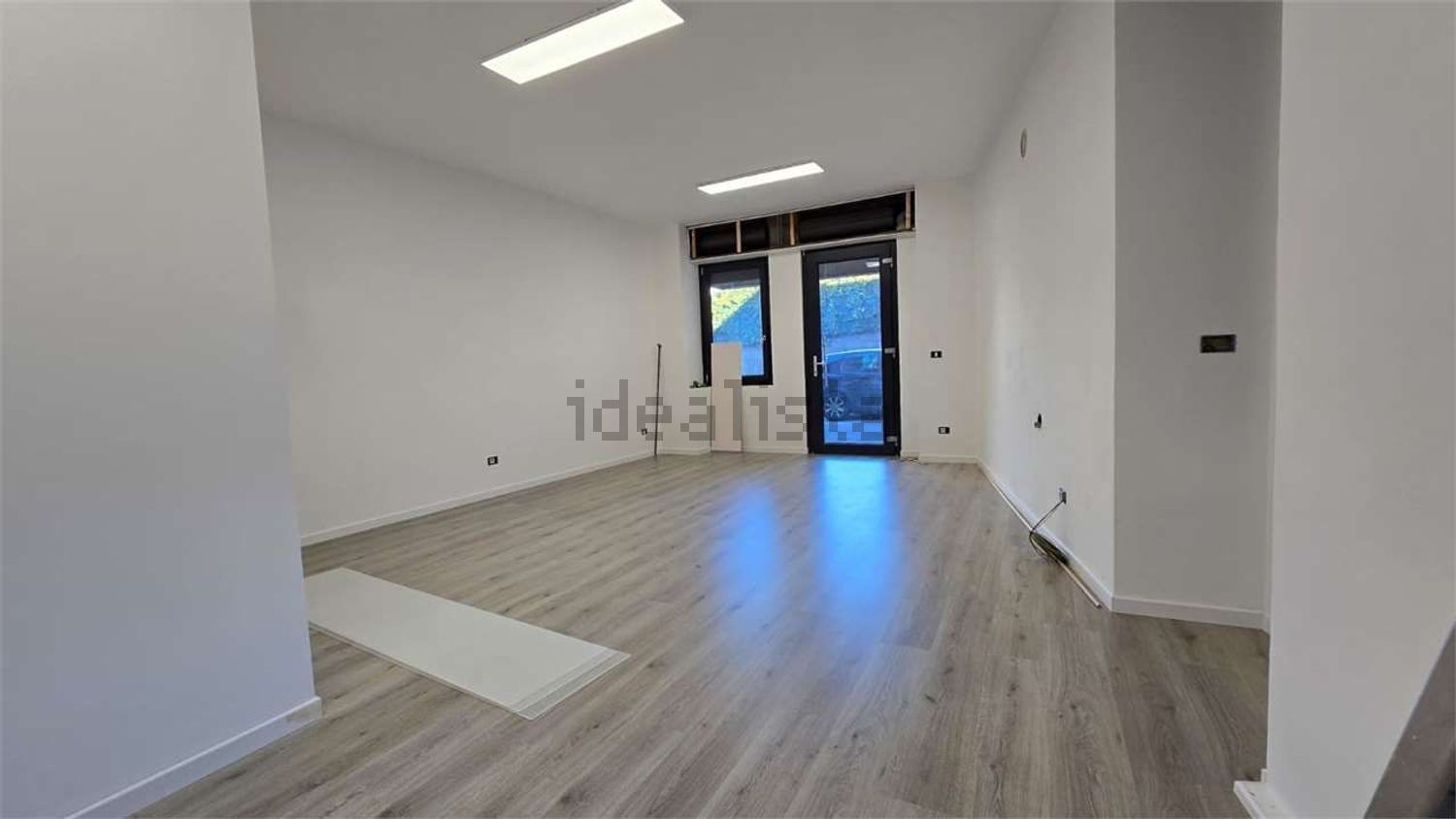 locale commerciale in affitto a Sesto Calende