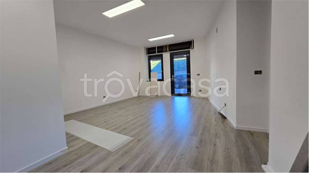 negozio in affitto a Sesto Calende