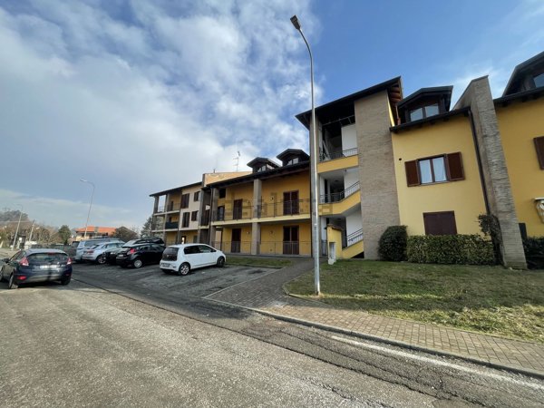 appartamento in affitto a Sesto Calende in zona Oneda