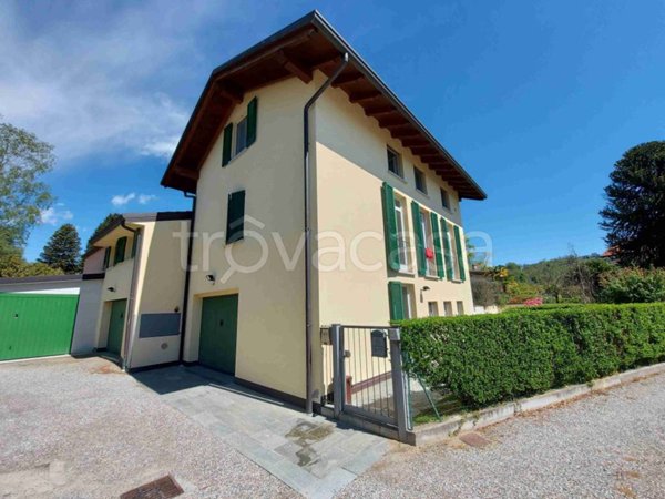 appartamento in affitto a Sesto Calende in zona Lisanza