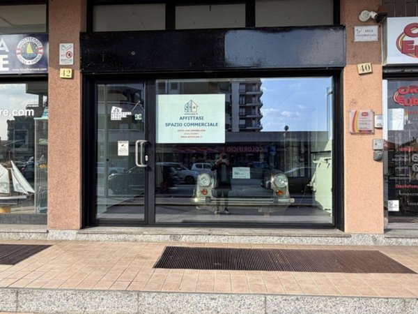 negozio in affitto a Sesto Calende