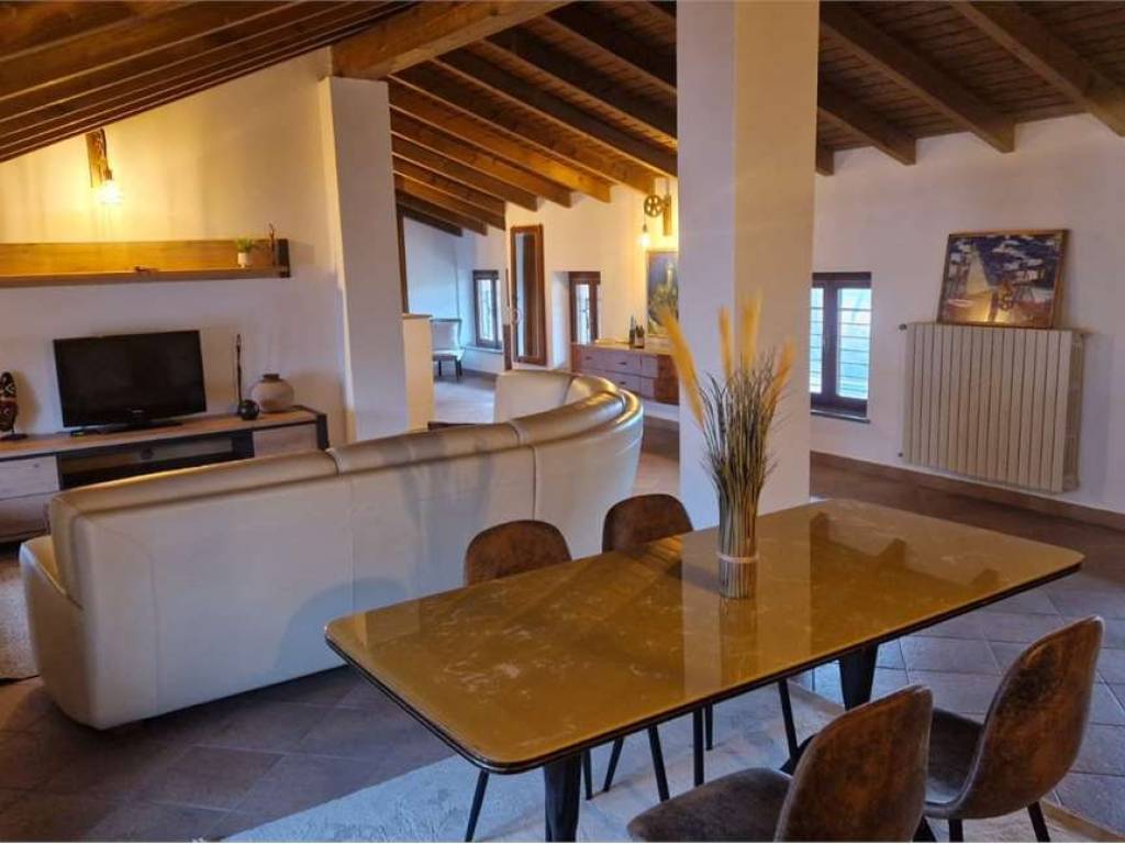 appartamento in affitto a Sesto Calende in zona Oca