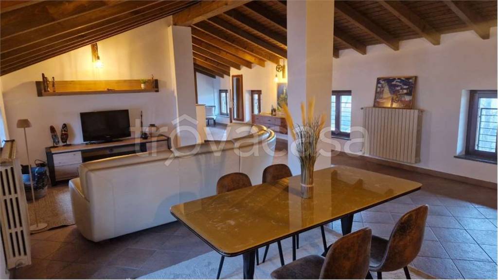 appartamento in affitto a Sesto Calende in zona Oca