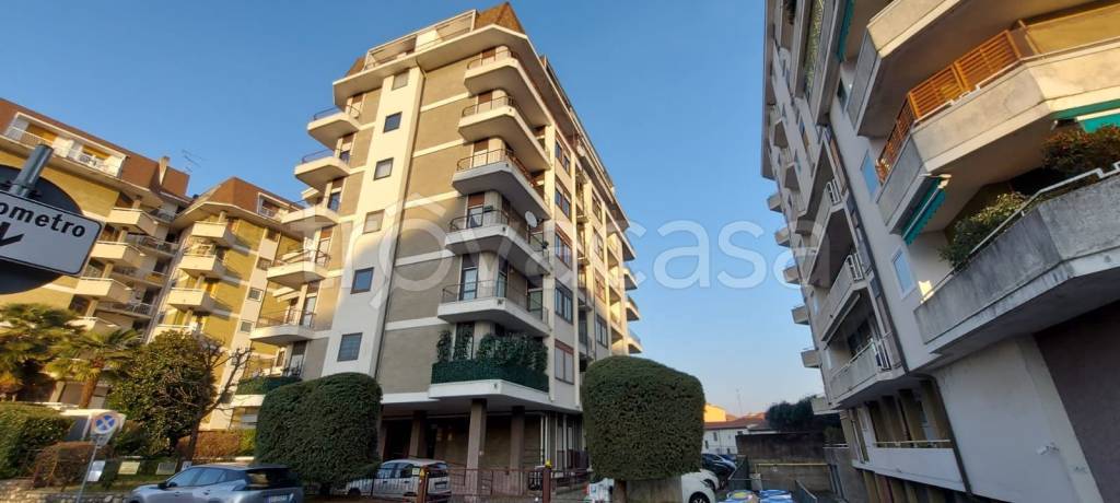 appartamento in affitto a Sesto Calende