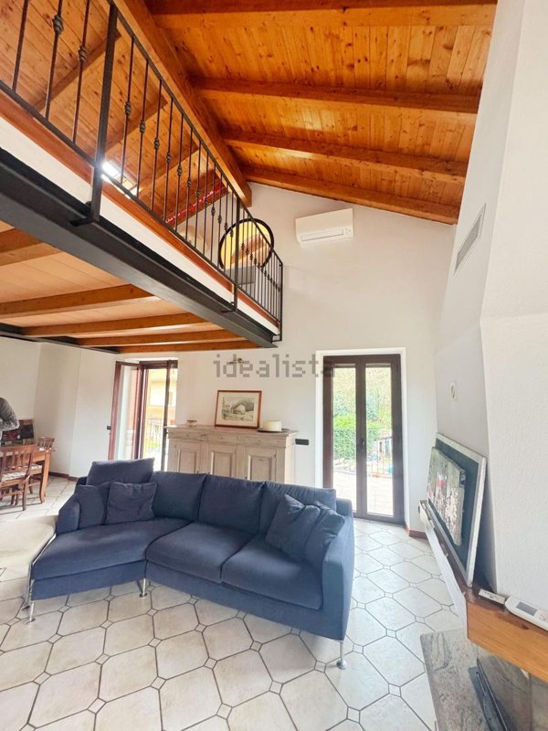 appartamento in affitto a Sesto Calende in zona Cocquo