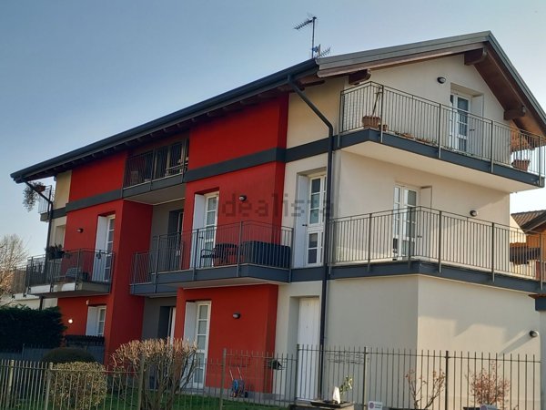 appartamento in affitto a Sesto Calende in zona Lisanza