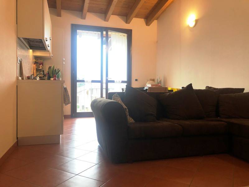 appartamento in affitto a Sesto Calende in zona Lisanza