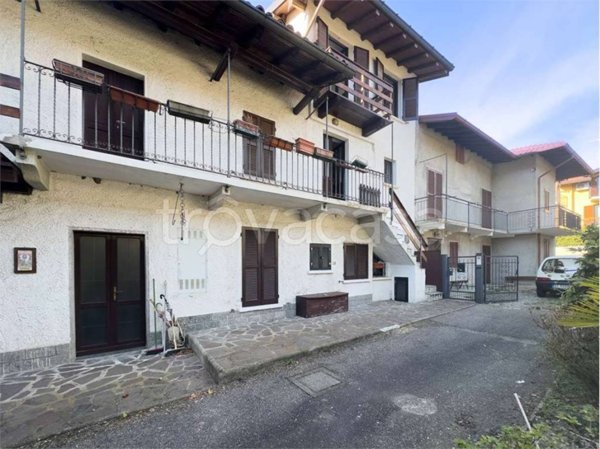 appartamento in affitto a Sesto Calende in zona Lisanza