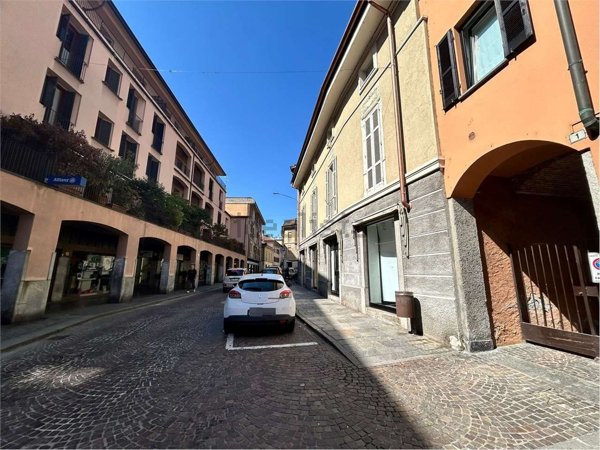 negozio in affitto a Sesto Calende