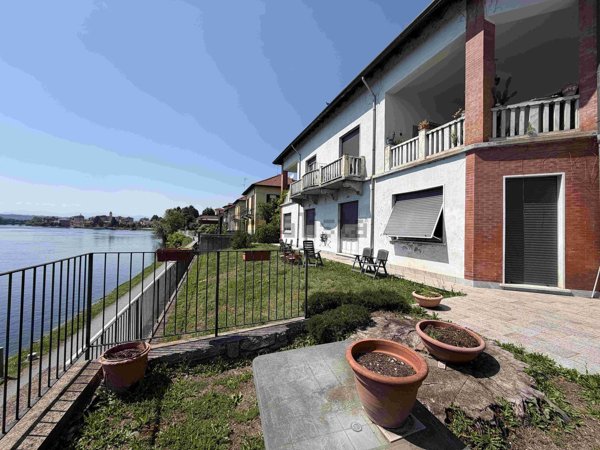 appartamento in affitto a Sesto Calende in zona Oneda