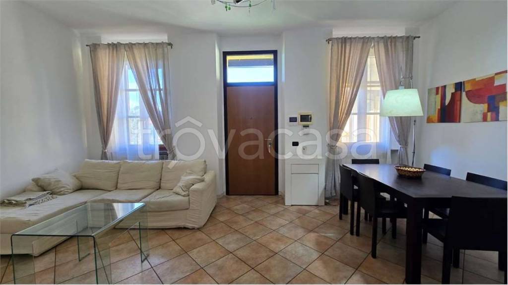 appartamento in affitto a Sesto Calende