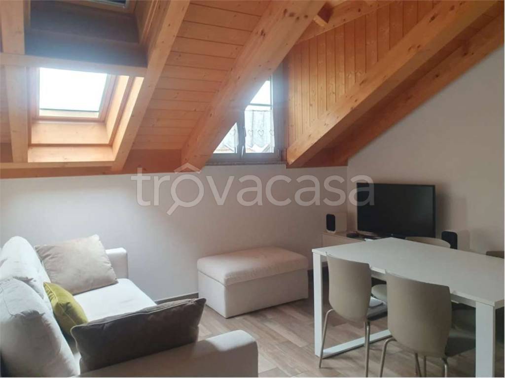 appartamento in affitto a Sesto Calende
