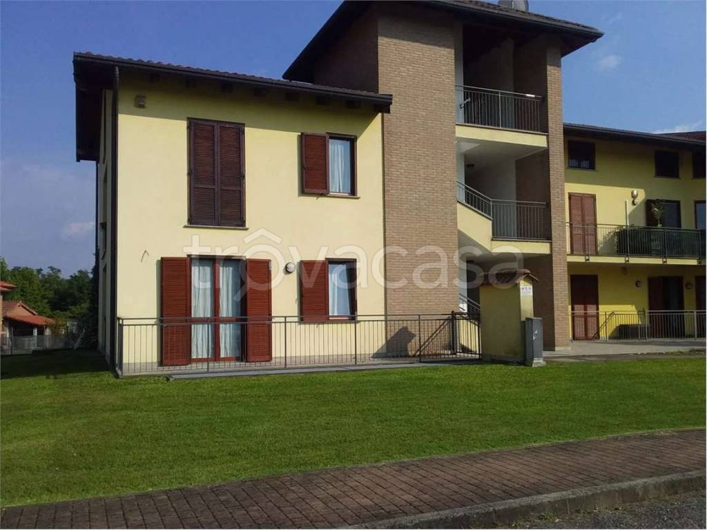 appartamento in affitto a Sesto Calende in zona Oneda