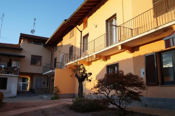 casa indipendente in affitto a Sesto Calende in zona Lisanza