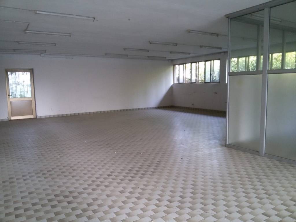 locale commerciale in affitto a Somma Lombardo